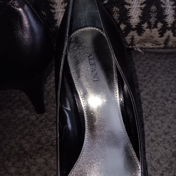Pre loved Alfani platform heel - Picture 2 of 5